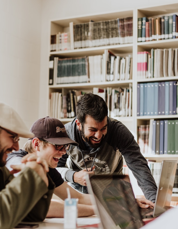 Estudantes jovens revisando conteúdo juntos